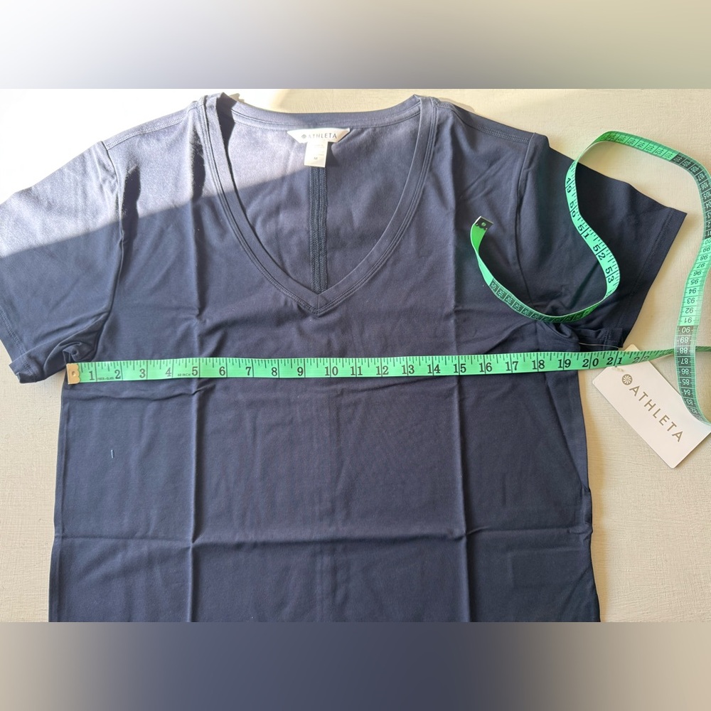 NWT Athleta Essential V-Neck Tee in Navy - Picture 5 of 8